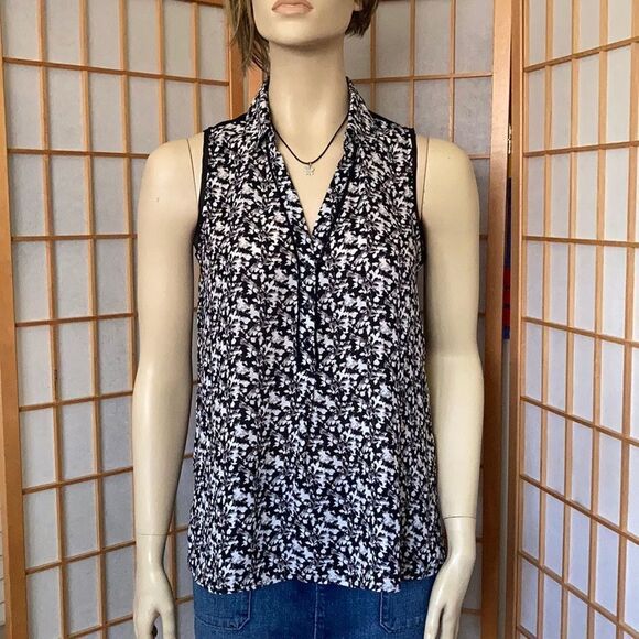 3/$20 Simply Vera Vera Wang Vneck with Collar - Picture 1 of 8